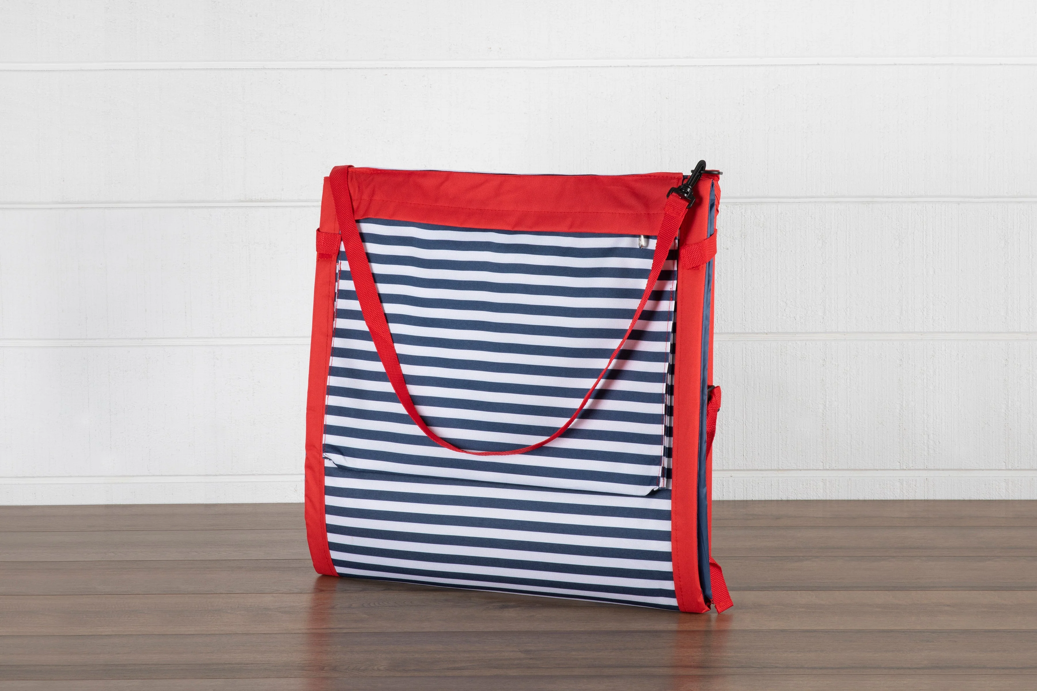 Picnic Time Beachcomber Portable Beach Chair & Tote - Image 2